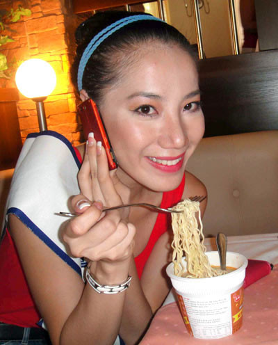 Chiếc mũi lớn và cánh mũi to khiến người đẹp bớt xinh và thanh thoát đi đôi phần. Nhưng với những tín đồ thời trang thực thụ thì điều này chắc chẳng hề "nhằm nhò" gì tới hình ảnh và độ ảnh hưởng của phong cách Chung Thục Quyên trong lòng họ. Xem thêm: Diện sơ mi đẹp như Thanh Hằng/ Bộ sưu tập váy xinh chào hè 2012.