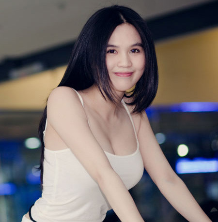 Ngọc Trinh đẹp hơn cả với kiểu tóc rẽ ngôi giữa và hai mái chải phồng lên như thế này. Xem thêm: Diện sơ mi đẹp như Thanh Hằng/ Bộ sưu tập váy xinh chào hè 2012.