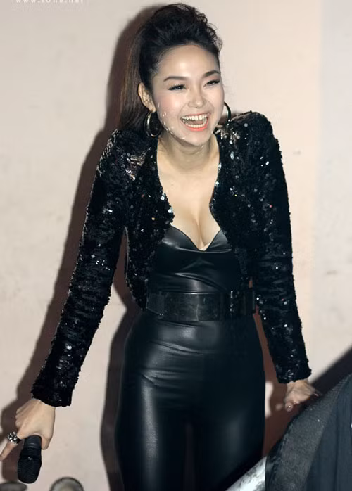 Chắc chắn nhiều người sẽ phải bất ngờ khi nhìn kỹ và phát hiện ra Minh Hằng có một "lỗ hổng" trên hàm răng trên. Xem thêm: Diện sơ mi đẹp như Thanh Hằng/ Bộ sưu tập váy xinh chào hè 2012. Chắc chắn nhiều người sẽ phải bất ngờ khi nhìn kỹ và phát hiện ra Minh Hằng có một "lỗ hổng" trên hàm răng trên. Xem thêm: Diện sơ mi đẹp như Thanh Hằng/ Bộ sưu tập váy xinh chào hè 2012.