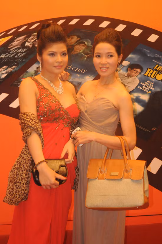 Diễn viên Phương Hạnh nổi bật với váy đỏ. (Ảnh: xzone) Xem thêm: Thời trang sao Việt/ Bộ sưu tập váy xinh chào hè 2012. Diễn viên Phương Hạnh nổi bật với váy đỏ. (Ảnh: xzone) Xem thêm: Thời trang sao Việt/ Bộ sưu tập váy xinh chào hè 2012.