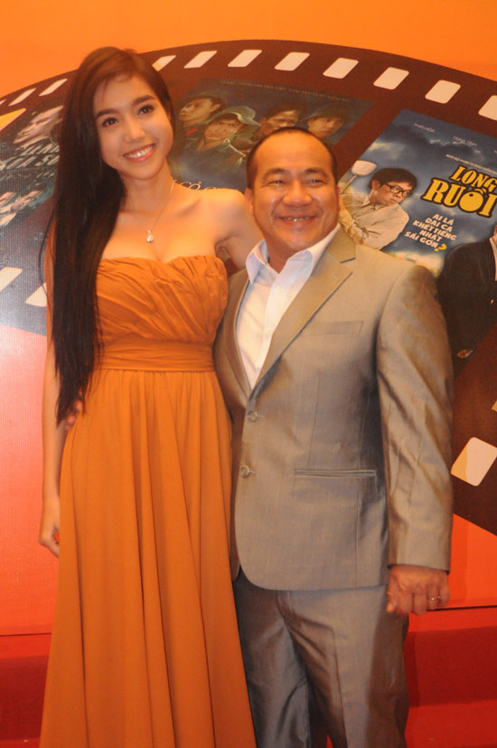 Elly Trần trẻ trung, thời trang với đầm quây, khoe khuôn ngực tròn và bờ vai trần gợi cảm. (Ảnh: xzone) Xem thêm: Thời trang sao Việt/ Bộ sưu tập váy xinh chào hè 2012. Elly Trần trẻ trung, thời trang với đầm quây, khoe khuôn ngực tròn và bờ vai trần gợi cảm. (Ảnh: xzone) Xem thêm: Thời trang sao Việt/ Bộ sưu tập váy xinh chào hè 2012.