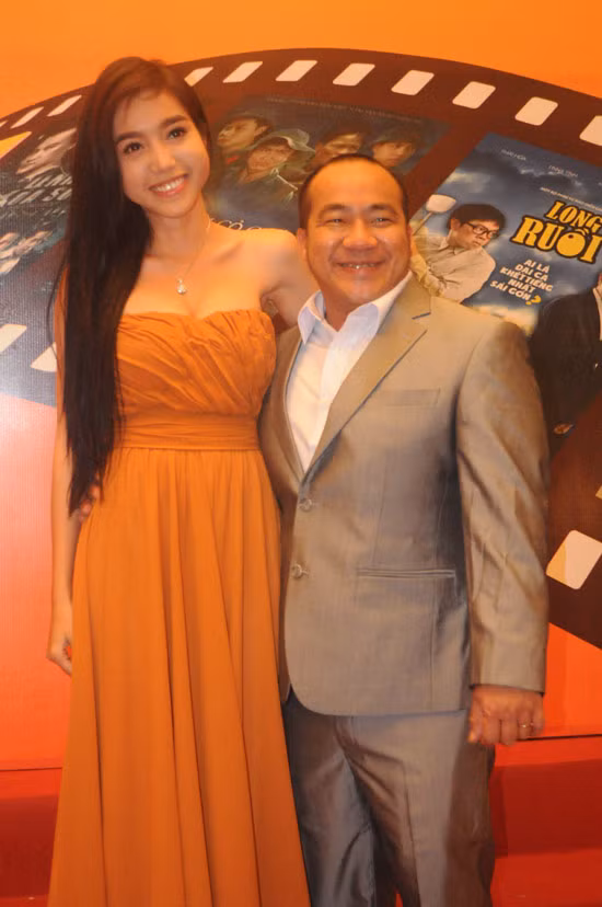 Elly Trần trẻ trung, thời trang với đầm quây, khoe khuôn ngực tròn và bờ vai trần gợi cảm. (Ảnh: xzone) Xem thêm: Thời trang sao Việt/ Bộ sưu tập váy xinh chào hè 2012. Elly Trần trẻ trung, thời trang với đầm quây, khoe khuôn ngực tròn và bờ vai trần gợi cảm. (Ảnh: xzone) Xem thêm: Thời trang sao Việt/ Bộ sưu tập váy xinh chào hè 2012.