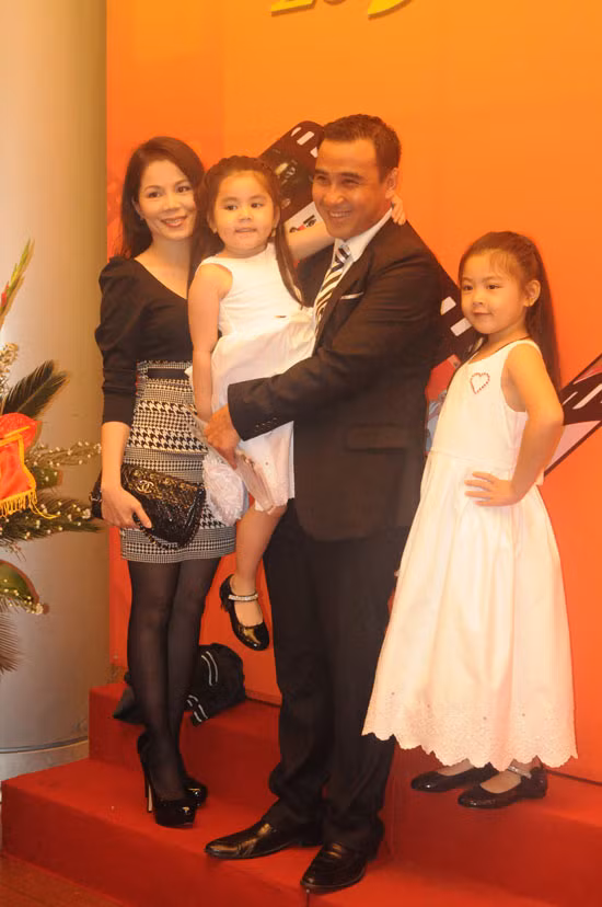 Vợ yêu của Quyền Linh sang trọng và hiện đại với váy mini juyp dáng liền. (Ảnh: xzone) Xem thêm: Thời trang sao Việt/ Bộ sưu tập váy xinh chào hè 2012. Vợ yêu của Quyền Linh sang trọng và hiện đại với váy mini juyp dáng liền. (Ảnh: xzone) Xem thêm: Thời trang sao Việt/ Bộ sưu tập váy xinh chào hè 2012.