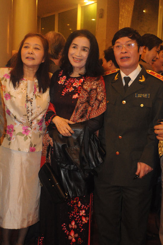 NSND Trà Giang và các bạn đồng nghiệp. Nữ diễn viên tài năng vẫn giữ được những nét đẹp mặn mòi, quý phái. (Ảnh: xzone) Xem thêm: Thời trang sao Việt/ Bộ sưu tập váy xinh chào hè 2012. NSND Trà Giang và các bạn đồng nghiệp. Nữ diễn viên tài năng vẫn giữ được những nét đẹp mặn mòi, quý phái. (Ảnh: xzone) Xem thêm: Thời trang sao Việt/ Bộ sưu tập váy xinh chào hè 2012.