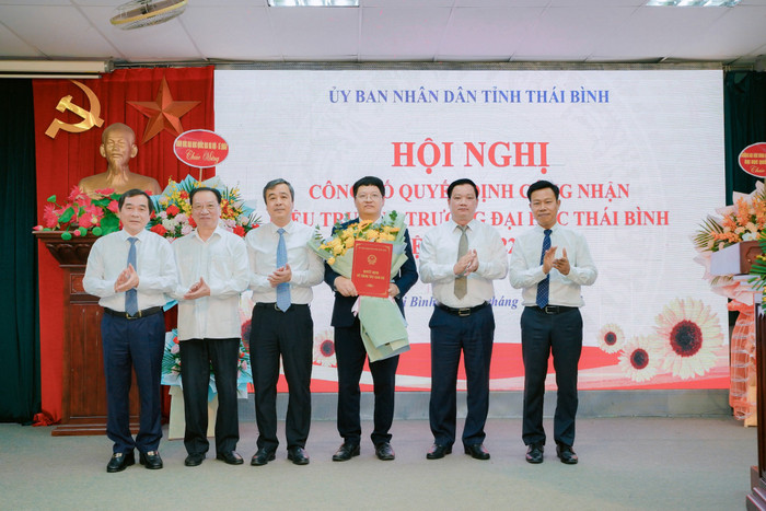 PGS.TS Phạm Quốc Thành (thứ 3 từ phải sang) là tân Hiệu trưởng Trường Đại học Thái Bình (Ảnh: NTCC) PGS.TS Phạm Quốc Thành (thứ 3 từ phải sang) là tân Hiệu trưởng Trường Đại học Thái Bình (Ảnh: NTCC)