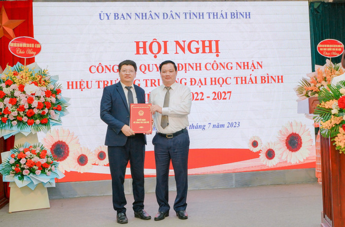 Lãnh đạo tình Thái Bình kỳ vọng tân hiệu trưởng Trường Đại học Thái Bình sẽ tiếp tục phát huy những kết quả đạt được, hoàn thành xuất sắc các nhiệm vụ được giao (Ảnh: NTCC) Lãnh đạo tình Thái Bình kỳ vọng tân hiệu trưởng Trường Đại học Thái Bình sẽ tiếp tục phát huy những kết quả đạt được, hoàn thành xuất sắc các nhiệm vụ được giao (Ảnh: NTCC)
