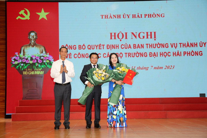 Ông Đỗ Mạnh Hiến - Phó bí thư Thường trực Thành ủy Hải Phòng trao quyết định và tặng hoa chúc mừng bà Nguyễn Thị Hiên, ông Bùi Xuân Hải (Ảnh: LT) Ông Đỗ Mạnh Hiến - Phó bí thư Thường trực Thành ủy Hải Phòng trao quyết định và tặng hoa chúc mừng bà Nguyễn Thị Hiên, ông Bùi Xuân Hải (Ảnh: LT)