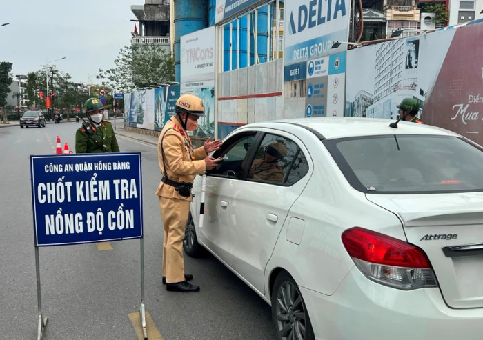 Đội Cảnh sát giao thông - Công an quận Hồng Bàng (Hải Phòng) kiểm tra, xử lý người điều khiển phương tiện giao thông vi phạm quy định về nồng độ cồn (Ảnh: CTV) hai-phong.jpeg