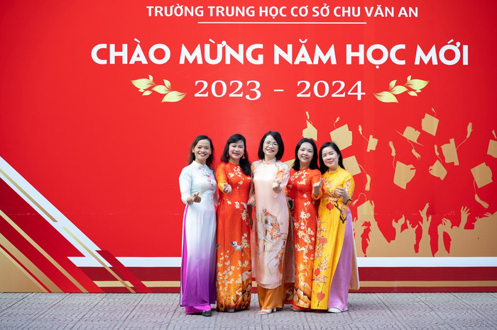 Cô giáo Phạm Thị Diệp Anh - Phó hiệu trưởng Trường Trung học cơ sở Chu Văn An (đứng thứ 3 từ trái sang) có những chia sẻ về trường học hạnh phúc (Ảnh: NVCC) GDVN_truong-thcs-CVA-3.jpg