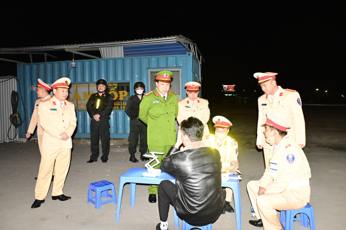 Đại tá Bùi Trung Thành - Phó Giám đốc Công an thành phố Hải Phòng kiểm tra chốt liên tuyến Đội Cảnh sát giao thông số 4 tại đường Đình Vũ (Ảnh: CTV) nong-do-con-hp-1.jpeg