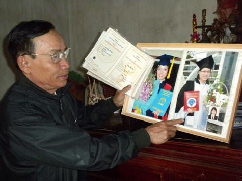 Nhìn những tấm bằng tốt nghiệp của các cháu, tôi rất tự hào