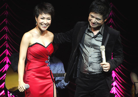 Cả hai hạnh phúc với những tràng vỗ tay tán thưởng của hơn 300 khán giả có mặt xem chương trình tại Hà Nội. Trước đó, cả hai đã dành gần 1 tuần để tập luyện cho đêm diễn