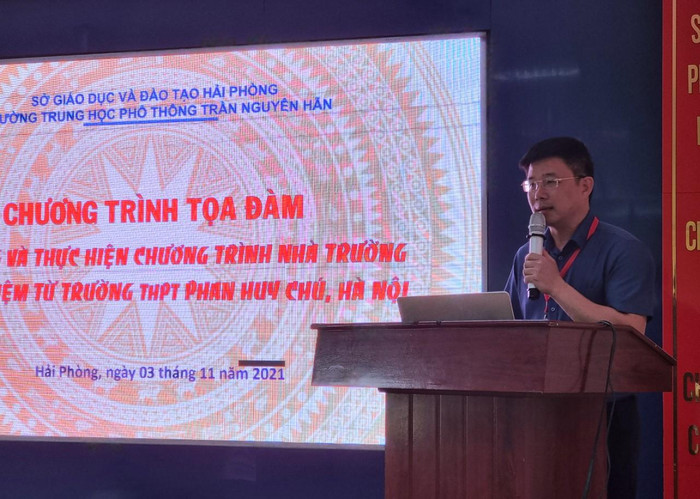 Thầy giáo Nguyễn Minh Quý - Hiệu trưởng trường Trung học phổ thông Trần Nguyên Hãn phát biểu khai mạc chương trình tọa đàm (Ảnh: Phương Linh) Thầy giáo Nguyễn Minh Quý - Hiệu trưởng trường Trung học phổ thông Trần Nguyên Hãn phát biểu khai mạc chương trình tọa đàm (Ảnh: Phương Linh)