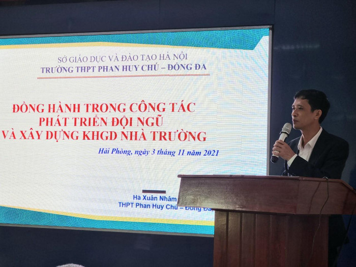 Thầy giáo Hà Xuân Nhâm – Hiệu trưởng trường trung học phổ thông Phan Huy Chú chia sẻ kinh nghiệm của bản thân khi đồng hành cùng đội ngũ cán bộ, giáo viên (Ảnh: Phương Linh) Thầy giáo Hà Xuân Nhâm – Hiệu trưởng trường trung học phổ thông Phan Huy Chú chia sẻ kinh nghiệm của bản thân khi đồng hành cùng đội ngũ cán bộ, giáo viên (Ảnh: Phương Linh)