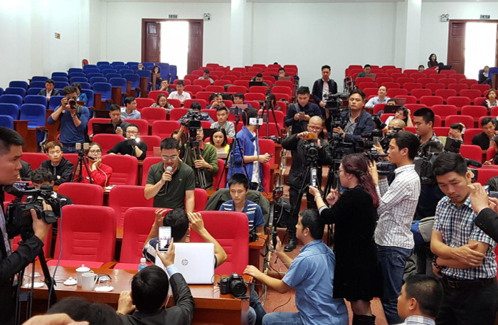 Các phóng viên đặt câu hỏi tới Chủ tịch Ủy ban nhân dân Thành phố Uông Bí và Giám đốc Sở Thông tin và Truyền thông tỉnh Quảng Ninh (Ảnh: Lã Tiến) Các phóng viên đặt câu hỏi tới Chủ tịch Ủy ban nhân dân Thành phố Uông Bí và Giám đốc Sở Thông tin và Truyền thông tỉnh Quảng Ninh (Ảnh: Lã Tiến)