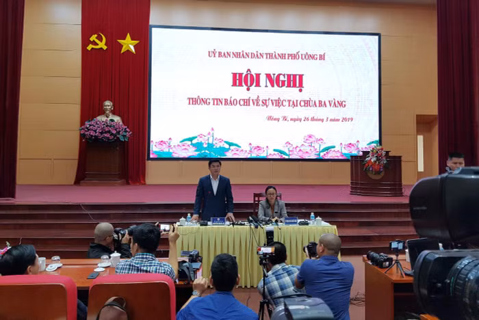 Ông Nguyễn Mạnh Hà, Chủ tịch Ủy ban nhân dân thành phố Uông Bí (Quảng Ninh) trả lời các câu hỏi của phóng viên liên quan đến chùa Ba Vàng (Ảnh: Lã Tiến)