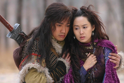 Hồ Phỉ - Viên Tử Y của Nhiếp Viễn –Chu Ân trong phim Tuyết Sơn Phi Hồ, phiên bản 2006. Hồ Phỉ - Viên Tử Y của Nhiếp Viễn –Chu Ân trong phim Tuyết Sơn Phi Hồ, phiên bản 2006.