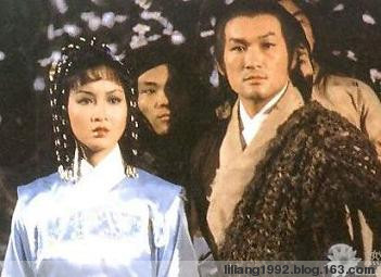 Kiều Phong và A Châu của Lương Gia Nhân – Huỳnh Hạnh Tú trong Thiên Long Bát Bộ 1982. Kiều Phong và A Châu của Lương Gia Nhân – Huỳnh Hạnh Tú trong Thiên Long Bát Bộ 1982.