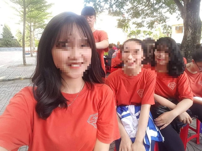 Nữ sinh Trần Thị Minh Ánh (ngoài cùng bên trái) tử nạn trên đường đi từ thiện tại Hà Giang (Ảnh: facebook nhân vật)