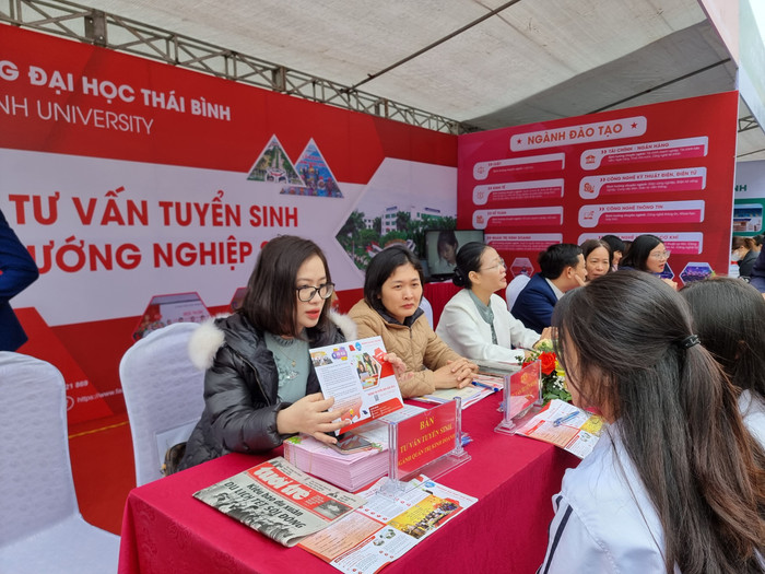 Đông đảo học sinh trung học phổ thông tìm hiểu thông tin các ngành học tại Trường Đại học Thái Bình (Ảnh: Lã Tiến) gdvn-tu-van-tuyen-sinh-1-9069.jpg
