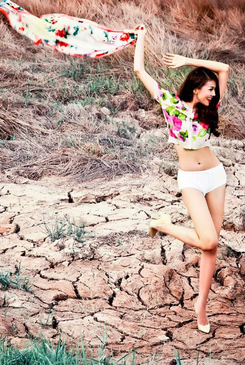 Tạo hình tự do, nhờ kiểu quần chẽn "nhạy cảm" trong đời thường, mà Thanh Hằng có cơ hội khoe ý nhị hình thể hoàn hảo của mình giữa không gian thiên nhiên. Xem thêm: Phong cách thời trang Sao Việt / Mix đồ cá tính cho quý cô công sở. Tạo hình tự do, nhờ kiểu quần chẽn "nhạy cảm" trong đời thường, mà Thanh Hằng có cơ hội khoe ý nhị hình thể hoàn hảo của mình giữa không gian thiên nhiên. Xem thêm: Phong cách thời trang Sao Việt / Mix đồ cá tính cho quý cô công sở.