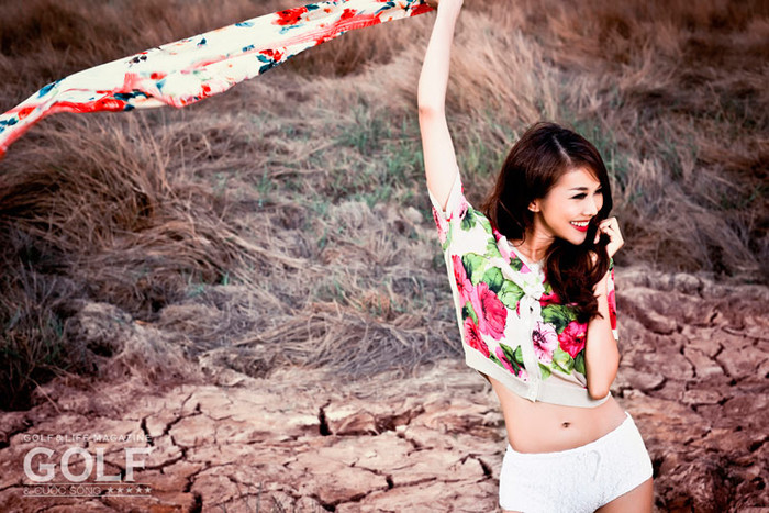 Tạm gác lại những lùm xùm của hậu Elle Show, siêu mẫu Thanh Hằng trở lại, tươi tắn với sắc hoa và ấn tượng trong chiếc quần chẽn vốn đang mang nhiều "điều tiếng". Xem thêm: Phong cách thời trang Sao Việt / Mix đồ cá tính cho quý cô công sở. Tạm gác lại những lùm xùm của hậu Elle Show, siêu mẫu Thanh Hằng trở lại, tươi tắn với sắc hoa và ấn tượng trong chiếc quần chẽn vốn đang mang nhiều "điều tiếng". Xem thêm: Phong cách thời trang Sao Việt / Mix đồ cá tính cho quý cô công sở.