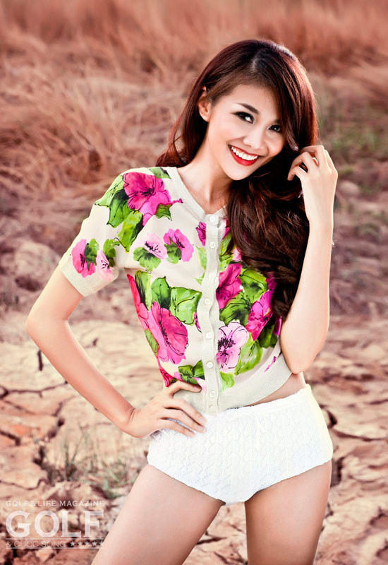 Trong những thiết kế hàng hiệu thuộc xu hướng mới nhất đăng tải trên 24H, siêu mẫu Thanh Hằng trở lại với nụ cười “ăn tiền” và suối tóc bồng bềnh giữa không gian thiên nhiên lãng mạn. Khoảnh khắc ấn tượng nhất trong chuỗi ảnh thời trang này có lẽ là tạo hình đầy tự do, khoe hoàn hảo vẻ đẹp hình thể của siêu mẫu khi mặc chiếc quần chẽn màu trắng và kiểu áo crop-top lửng lơ rực rỡ sắc hoa. Thanh Hằng đang vướng vào một rắc rối nhỏ, khi trong Elle Show diễn ra vào ngày 8/4 vừa qua, cô có màn hút thuốc lá điện tử và phả khói trên sàn diễn. Đặc biệt, màn trình diễn này không nằm trong cấp phép của VHTTDL TP.HCM. Xem thêm: Phong cách thời trang Sao Việt / Mix đồ cá tính cho quý cô công sở. Trong những thiết kế hàng hiệu thuộc xu hướng mới nhất đăng tải trên 24H, siêu mẫu Thanh Hằng trở lại với nụ cười “ăn tiền” và suối tóc bồng bềnh giữa không gian thiên nhiên lãng mạn. Khoảnh khắc ấn tượng nhất trong chuỗi ảnh thời trang này có lẽ là tạo hình đầy tự do, khoe hoàn hảo vẻ đẹp hình thể của siêu mẫu khi mặc chiếc quần chẽn màu trắng và kiểu áo crop-top lửng lơ rực rỡ sắc hoa. Thanh Hằng đang vướng vào một rắc rối nhỏ, khi trong Elle Show diễn ra vào ngày 8/4 vừa qua, cô có màn hút thuốc lá điện tử và phả khói trên sàn diễn. Đặc biệt, màn trình diễn này không nằm trong cấp phép của VHTTDL TP.HCM. Xem thêm: Phong cách thời trang Sao Việt / Mix đồ cá tính cho quý cô công sở.