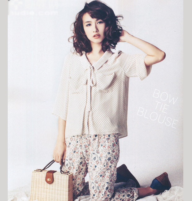 Thời trang Nhật hiếm khi lạm dụng màu sắc, chúng được điều phối hài hòa đến từng chi tiết. Style này là ví dụ điển hình. (Ảnh: H) Xem thêm: Váy chữ A tuyệt xinh cho hè 2012 / Phong cách thời trang Hồ Ngọc Hà.