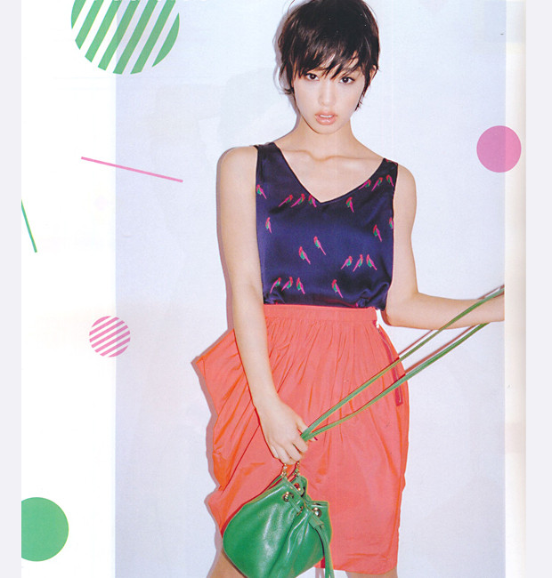 Đơn giản nhưng cực kỳ cá tính, style thiết kế theo kiểu dáng bình hoa cổ. Chiếc váy chun xếp tạo ấn tượng về người phụ nữ quyến rũ nhưng cũng cực kỳ mạnh mẽ và chủ động trong cuộc sống. (Ảnh: H) Xem thêm: Váy chữ A tuyệt xinh cho hè 2012 / Phong cách thời trang Hồ Ngọc Hà.