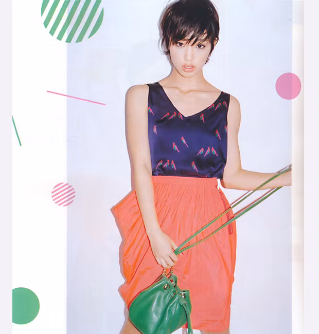 Đơn giản nhưng cực kỳ cá tính, style thiết kế theo kiểu dáng bình hoa cổ. Chiếc váy chun xếp tạo ấn tượng về người phụ nữ quyến rũ nhưng cũng cực kỳ mạnh mẽ và chủ động trong cuộc sống. (Ảnh: H) Xem thêm: Váy chữ A tuyệt xinh cho hè 2012 / Phong cách thời trang Hồ Ngọc Hà.