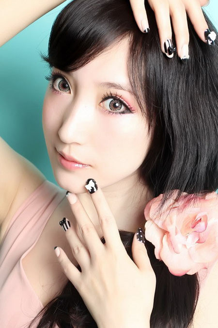 Không chỉ gương mặt, đôi bàn tay của cô gái cũng rất đẹp. Các ngón tay nhỏ nhắn, thon dài, trắng mịn. (Ảnh: H) Xem thêm: Lên đời nhan sắc nhờ trang điểm. Không chỉ gương mặt, đôi bàn tay của cô gái cũng rất đẹp. Các ngón tay nhỏ nhắn, thon dài, trắng mịn. (Ảnh: H) Xem thêm: Lên đời nhan sắc nhờ trang điểm.