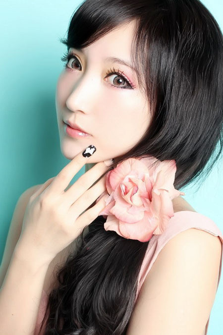 Hoa cài tóc dường như cũng kém phần xinh tươi so với nữ chủ nhân. (Ảnh: H) Xem thêm: Lên đời nhan sắc nhờ trang điểm. Hoa cài tóc dường như cũng kém phần xinh tươi so với nữ chủ nhân. (Ảnh: H) Xem thêm: Lên đời nhan sắc nhờ trang điểm.