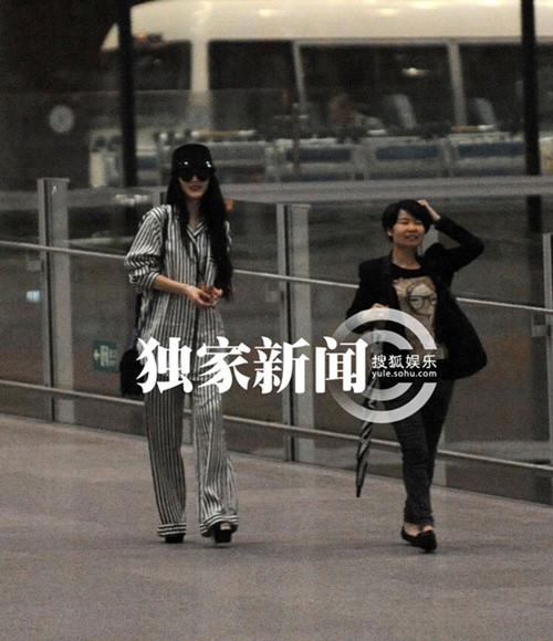 “Không thể hiểu được sở thích của cô ấy. Bộ đồ sọc đen trắng, chiếc kính đen và tô son tối màu. Phạm Băng Băng giống như một bệnh nhân tâm thần đi lạc. Diện bộ đồ này đến Pháp thật không đẹp mắt chút nào”, trang QQ nhận xét.(Theo kenh14) Xem thêm:Quá sành điệu, Phạm Băng Băng biến đàn em thành "hàng nhái"? “Không thể hiểu được sở thích của cô ấy. Bộ đồ sọc đen trắng, chiếc kính đen và tô son tối màu. Phạm Băng Băng giống như một bệnh nhân tâm thần đi lạc. Diện bộ đồ này đến Pháp thật không đẹp mắt chút nào”, trang QQ nhận xét.(Theo kenh14) Xem thêm:Quá sành điệu, Phạm Băng Băng biến đàn em thành "hàng nhái"?