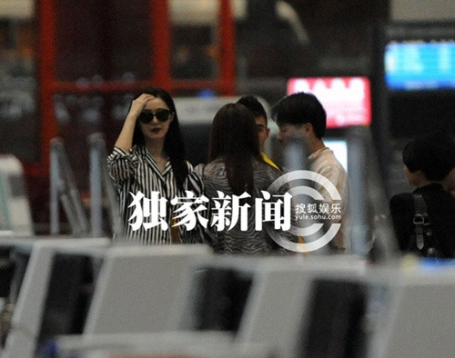 Khi được hỏi về phần trang phục chuẩn bị mặc tại Pháp, quản lý của nữ diễn viên họ Phạm cho biết nữ diễn viên này không chuẩn bị thêm nhiều đồ mới nhưng tin chắc là độc đáo và nổi bật. (Theo kenh14) Xem thêm:Quá sành điệu, Phạm Băng Băng biến đàn em thành "hàng nhái"? Khi được hỏi về phần trang phục chuẩn bị mặc tại Pháp, quản lý của nữ diễn viên họ Phạm cho biết nữ diễn viên này không chuẩn bị thêm nhiều đồ mới nhưng tin chắc là độc đáo và nổi bật. (Theo kenh14) Xem thêm:Quá sành điệu, Phạm Băng Băng biến đàn em thành "hàng nhái"?