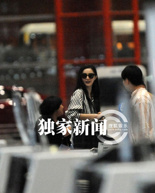 Với việc đàn em Dương Mịch cùng một số nghệ sỹ Hoa ngữ khác cũng có mặt tại Pháp, Phạm Băng Băng tỏ ra rất hồ hởi. Chị ấy cho biết thông tin về việc các người đẹp Trung Quốc đang cạnh tranh để trở thành người đẹp châu Á nổi bật nhất trên thảm đỏ chỉ là tin đồn thất thiệt.(Theo kenh14) Xem thêm:Quá sành điệu, Phạm Băng Băng biến đàn em thành "hàng nhái"? Với việc đàn em Dương Mịch cùng một số nghệ sỹ Hoa ngữ khác cũng có mặt tại Pháp, Phạm Băng Băng tỏ ra rất hồ hởi. Chị ấy cho biết thông tin về việc các người đẹp Trung Quốc đang cạnh tranh để trở thành người đẹp châu Á nổi bật nhất trên thảm đỏ chỉ là tin đồn thất thiệt.(Theo kenh14) Xem thêm:Quá sành điệu, Phạm Băng Băng biến đàn em thành "hàng nhái"?