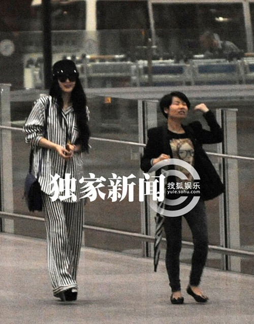 Quả thực, trông bộ dạng cô nàng rất giống.... tù nhân. Xem thêm:Quá sành điệu, Phạm Băng Băng biến đàn em thành "hàng nhái"? Quả thực, trông bộ dạng cô nàng rất giống.... tù nhân. Xem thêm:Quá sành điệu, Phạm Băng Băng biến đàn em thành "hàng nhái"?