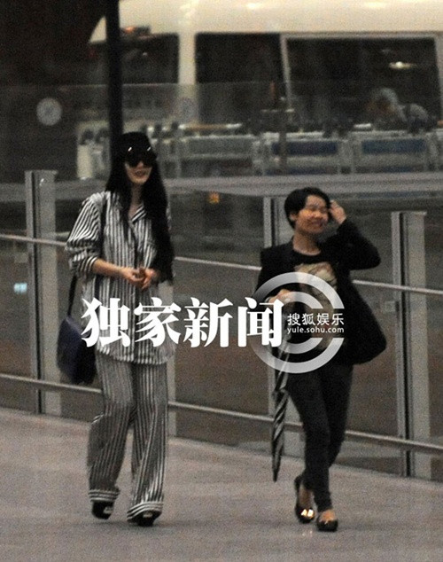 Trang phục sân bay của Phạm Băng Băng bị chê là đồ ngủ, giống áo tù nhân và thậm chí giống cả áo bệnh nhân tâm thần.(Theo kenh14) Xem thêm:Quá sành điệu, Phạm Băng Băng biến đàn em thành "hàng nhái"? Trang phục sân bay của Phạm Băng Băng bị chê là đồ ngủ, giống áo tù nhân và thậm chí giống cả áo bệnh nhân tâm thần.(Theo kenh14) Xem thêm:Quá sành điệu, Phạm Băng Băng biến đàn em thành "hàng nhái"?