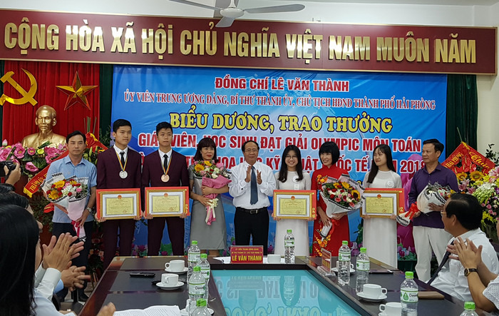 Ông Lê Văn Thành, Bí thư Thành ủy Hải Phòng trao thưởng các học sinh đạt giải quốc tế (Ảnh: Lã Tiến) Ông Lê Văn Thành, Bí thư Thành ủy Hải Phòng trao thưởng các học sinh đạt giải quốc tế (Ảnh: Lã Tiến)