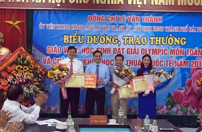 Ông Nguyễn Văn Tùng, Chủ tịch Ủy ban nhân dân thành phố Hải Phòng trao thưởng các giáo viên có học sinh đạt giải (Ảnh: Lã Tiến).