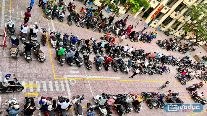 Phụ huynh xếp xe thẳng hàng chờ đón con em mình trong sân trường (Ảnh: Lệ Hằng)