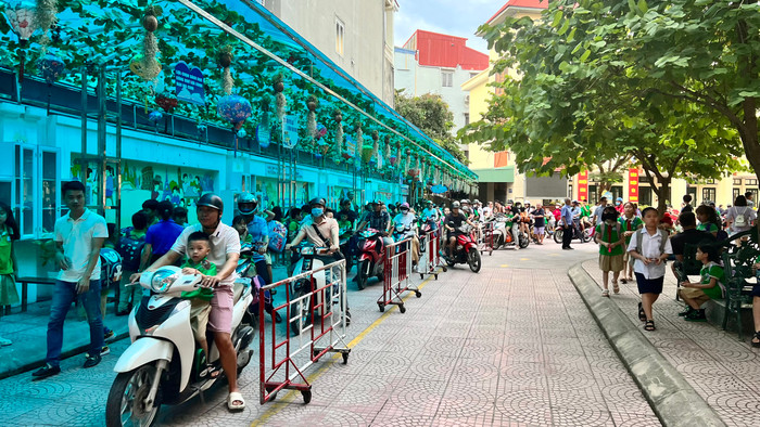 Phụ huynh cảm thấy thoải mái khi đón con tại sân trường (Ảnh: LH)