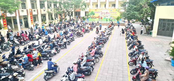 Hình ảnh đẹp được ghi nhận vào các buổi tan học tại Trường Tiểu học Nguyễn Thượng Hiền (Ảnh: LH)