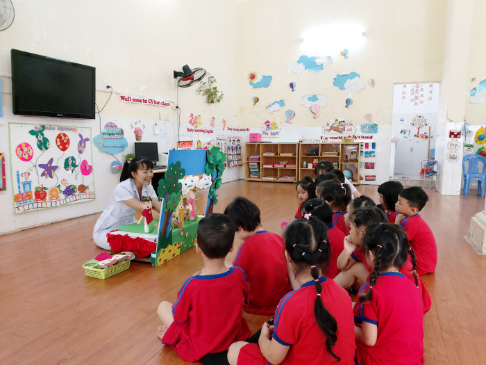 Cô giáo Vũ Thị Ánh Tuyết, giáo viên Trường Mẫu giáo Kim Đồng 1 luôn được các bậc phụ huynh tin tưởng, học sinh và đồng nghiệp quý mến (Ảnh: Lã Tiến)