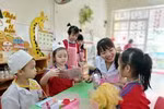 Cô giáo Ánh Tuyết hướng dẫn các trẻ thực hành các hoạt động tại các góc học tập trong lớp (Ảnh: Lã Tiến)