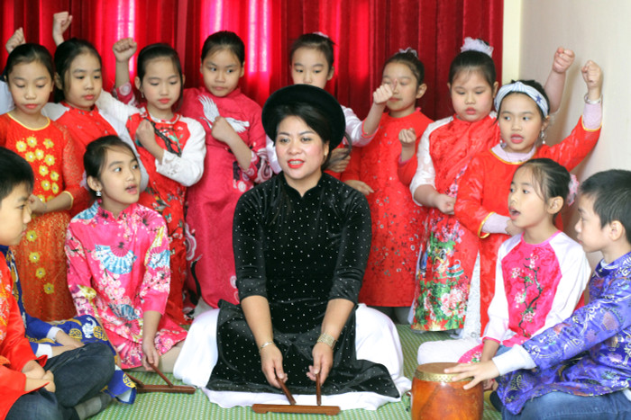 Nữ hiệu trưởng Nguyễn Thị Thắm cùng học sinh Trường Tiểu học Nguyễn Công Trứ biểu diễn một tiết mục hát ca trù (Ảnh: Lã Tiến) Nữ hiệu trưởng Nguyễn Thị Thắm cùng học sinh Trường Tiểu học Nguyễn Công Trứ biểu diễn một tiết mục hát ca trù (Ảnh: Lã Tiến)