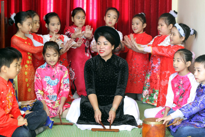 Tiết mục hát ca trù của Trường Tiểu học Nguyễn Công Trứ luôn được các phụ huynh chờ đón (Ảnh: Lã Tiến) Tiết mục hát ca trù của Trường Tiểu học Nguyễn Công Trứ luôn được các phụ huynh chờ đón (Ảnh: Lã Tiến)