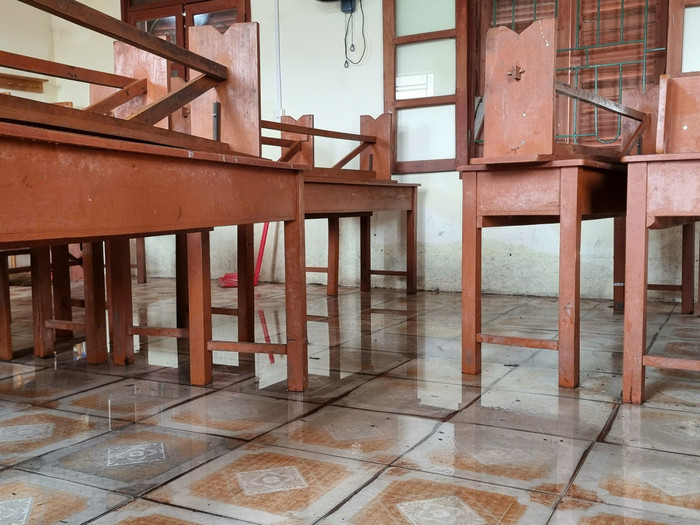 Nhiều phòng học ở tầng 3 của Trường Trung học phổ thông Lý Thường Kiệt vẫn bị đọng nước (Ảnh: Lã Tiến) GDVN_khac-phuc-bao-2.jpg