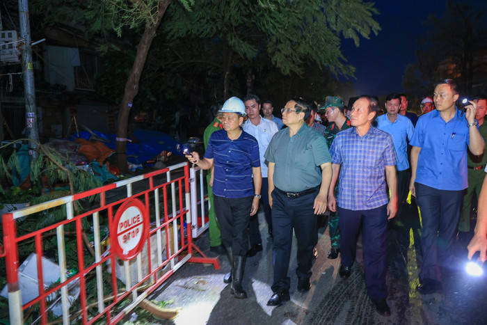Thủ tướng Chính phủ Phạm Minh Chính đi thị sát hiện trường tại Khu tập thể A7 thuộc Khu chung cư Vạn Mỹ, quận Ngô Quyền (Ảnh: ĐT) thu-tuong-2.jpeg