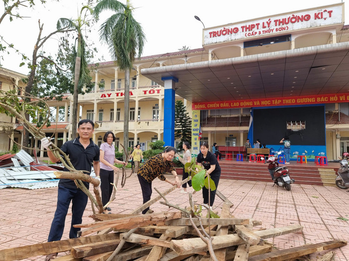 Trong sáng 9/9, các cán bộ, giáo viên, nhân viên Trường Trung học phổ thông Lý Thường Kiệt khẩn trương dọn dẹp, khắc phục hậu quả sau bão (Ảnh: Lã Tiến) GDVN_khac-phuc-bao-1.jpg