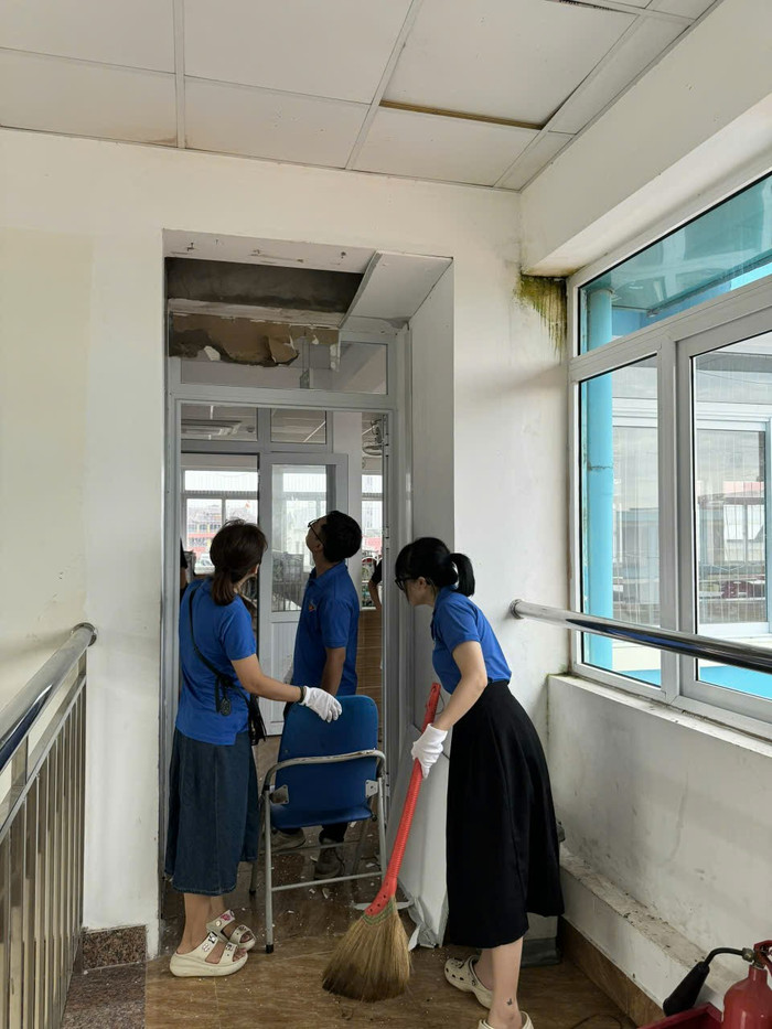 Cán bộ, giáo viên, nhân viên Trường Trung học cơ sở Trần Phú (quận Lê Chân) dọn dẹp phòng học để đón học sinh quay lại trường (Ảnh: LT) GDVN_khac-phuc-bao-16.jpg